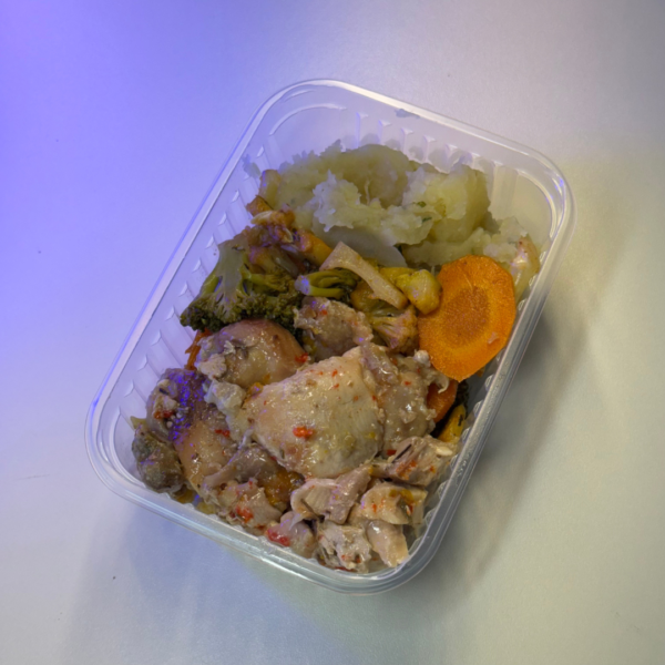 Sobrecoxa em lascas, purê de batata doce e mix de legumes (T4)