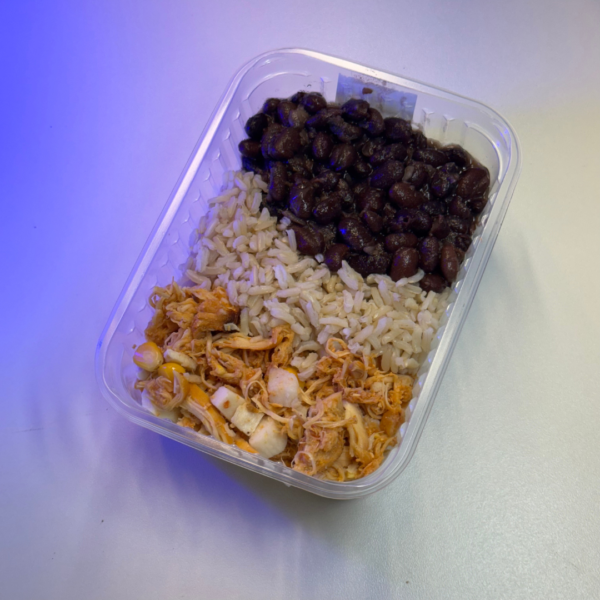 Frango desfiado colorido com feijão e arroz integral (T6)