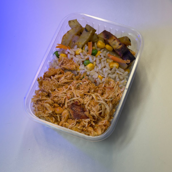 Frango desfiado, arroz integral colorido e batata doce rústica (T3)