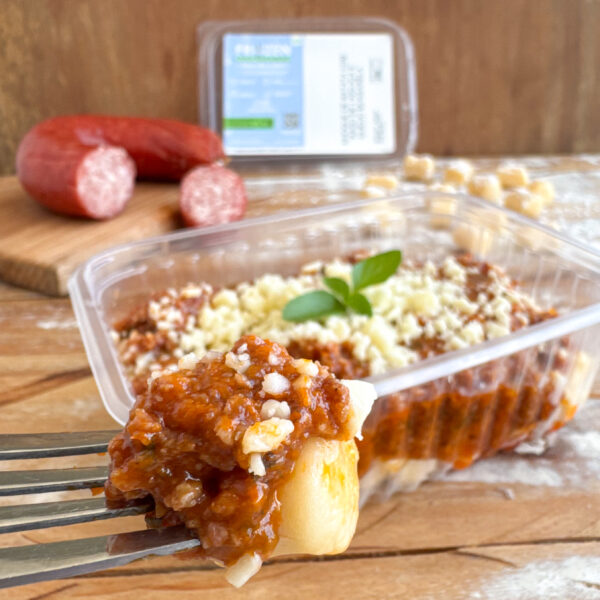 Nhoque de batata ao molho de ragú de linguiça com cerveja preta e queijo (G6)