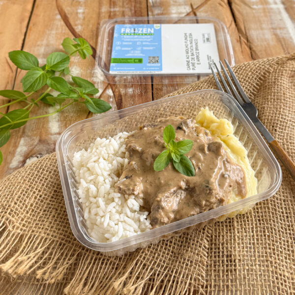Carne ao molho funghi e gorgonzola com purê de batata inglesa e arroz branco (G16)