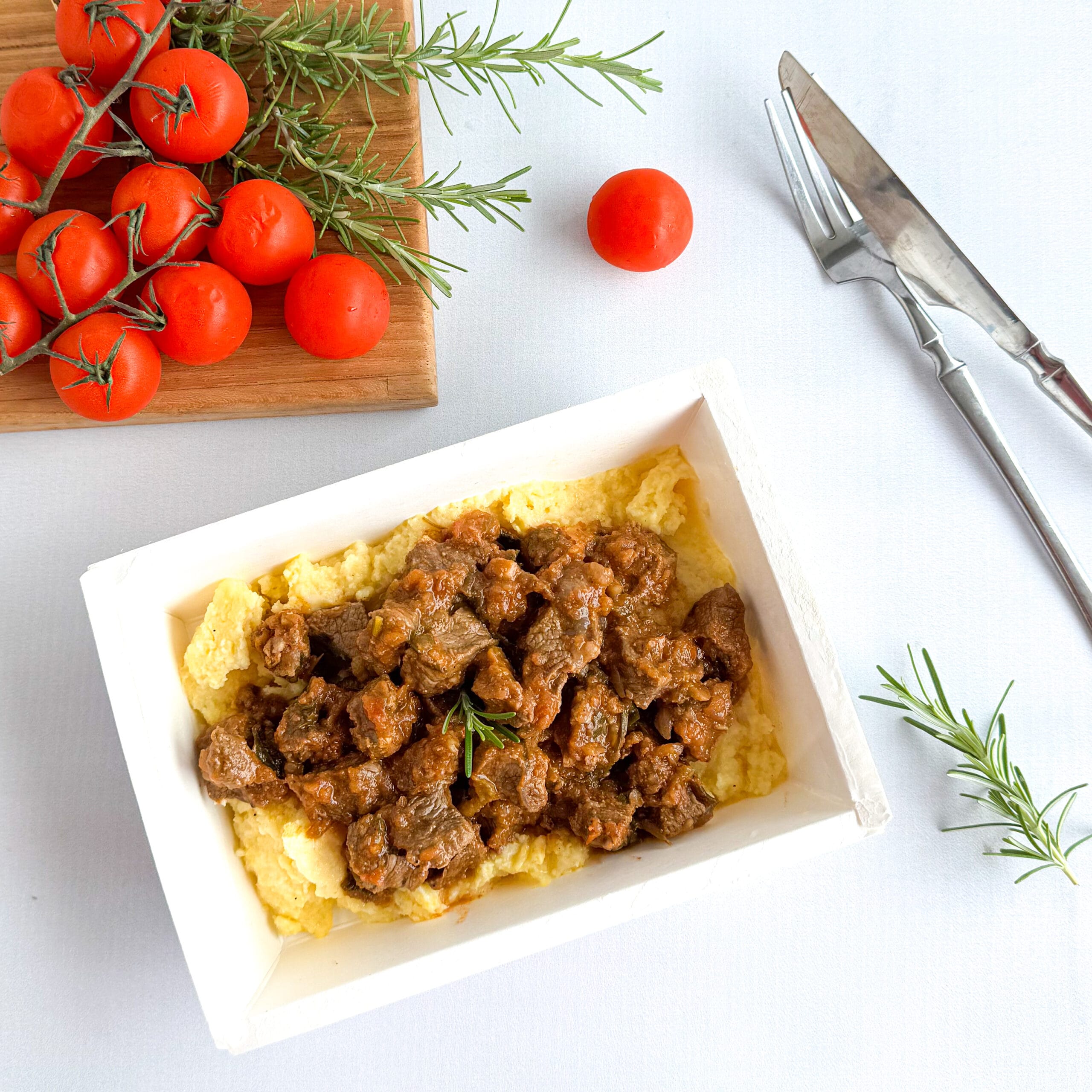 Carne de panela ao molho vermelho com polenta cremosa