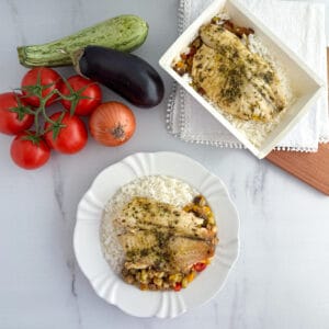 GF33 - Caponata de berinjela e abobrinha com filé de tilápia e arroz branco