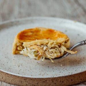 Mini torta de frango com requeijão