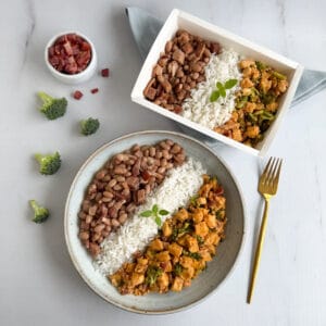 GF34 - PF Frozen Frango em cubos com brócolis e bacon, arroz branco e feijão carioca