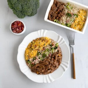 GF37 - Picadinho de carne, arroz integral com bacon e brócolis e farofa de bacon